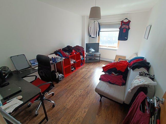 Large single to Rent Main Photo