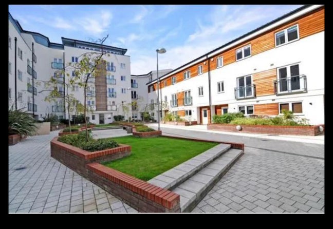 Spacious Double room with en-suite / parking Main Photo
