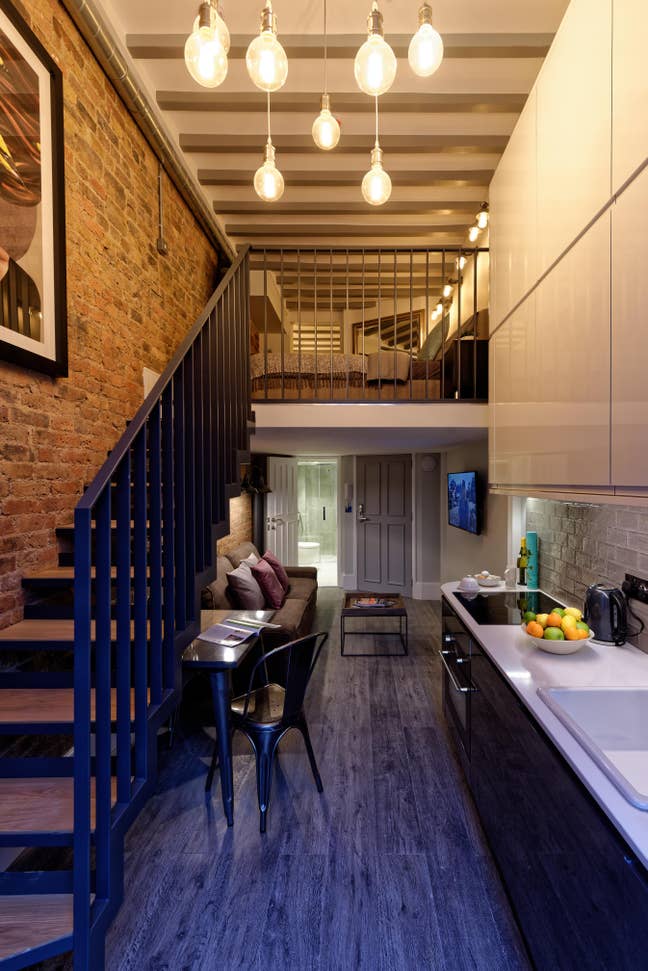 🎁Duplex with Balcony, Bills Included! Main Photo