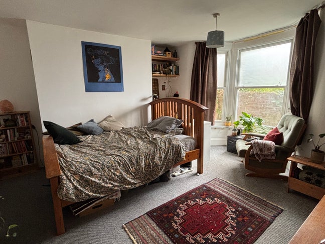 Cozy Large Bedroom in centre Main Photo