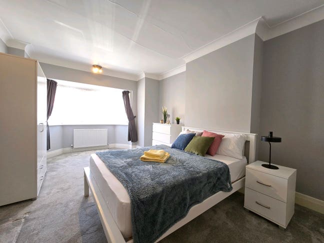 ** Newly Refurbed House ** Stunning ** W7 * Main Photo