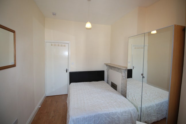 Double room available in Hammersmith  Main Photo