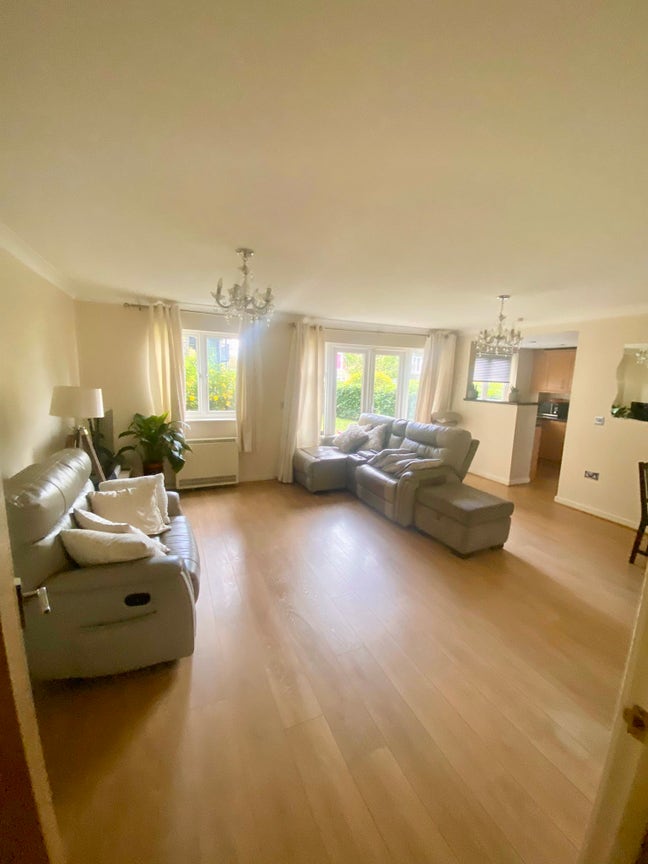 Beautiful and Spacious Double Bedroom Main Photo