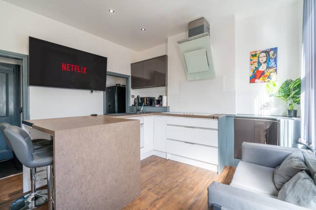 Modern 4-Bed Near Peak District, Uni and Hospital Main Photo