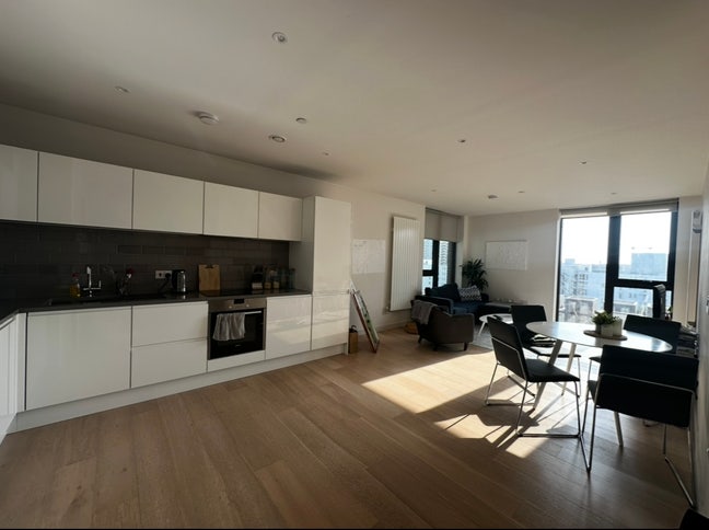 Spacious 1 Bed in Affluent New Build Area Main Photo