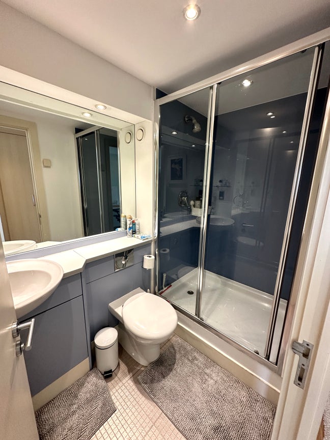 Modern Riverside 2B2B in Canary Wharf. Living room Main Photo
