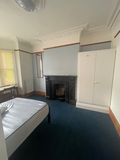 Large bedroom close to town centre  Main Photo