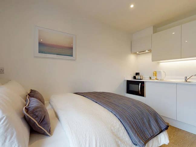 One London Studio Apartment  Main Photo