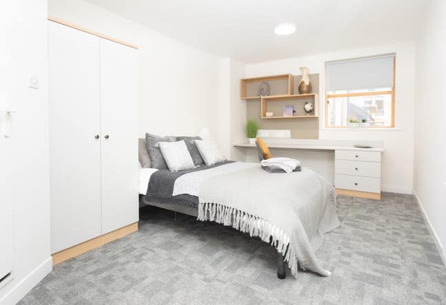 Delux Ensuite at ABODE (need a takeover tenant) Main Photo