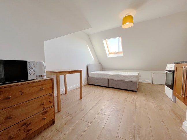 Studio 5-10 Mins Walk to Hounslow East Station Main Photo