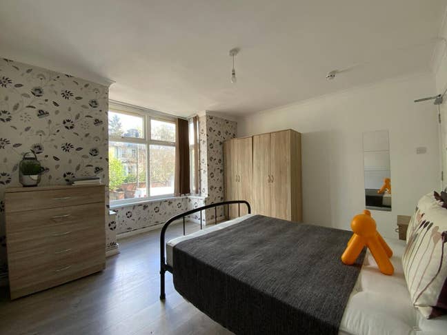 Large Room in Professional House Share Main Photo