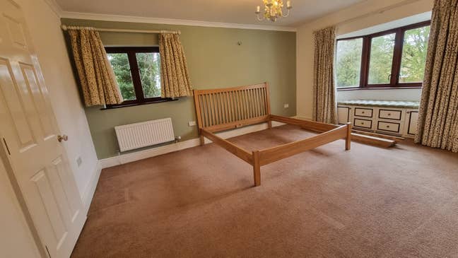Great location, quite large rooms, large living  Main Photo