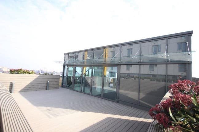 Bright Large Double in 4Bed Flat *North Greenwich Main Photo