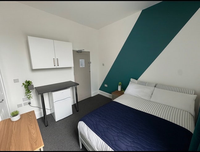 Modern En-Suite Double Room - Near City Centre Main Photo