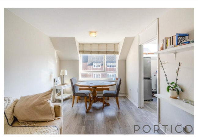 Room in a shared flat ,London ,Sw11  Main Photo