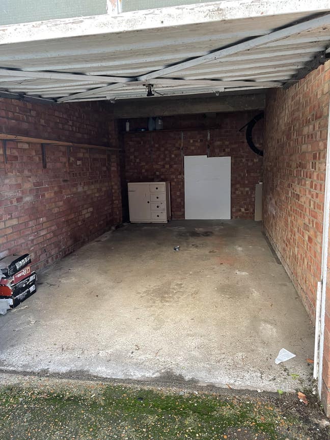 Garage to rent  Main Photo
