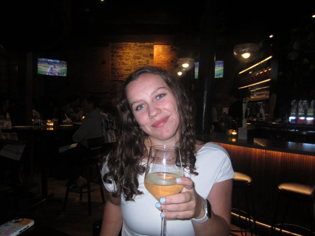 Hey! I am a 21 year old new grad who is looki... Main Photo