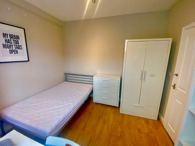 Lovely furnished room in beautiful house shared Main Photo