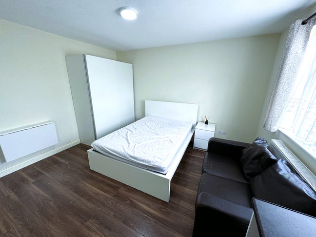 Bedsit Studio Ilford £900 Pcm Main Photo