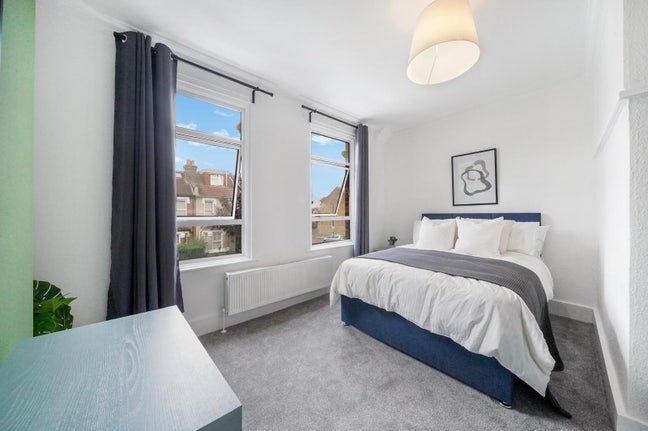 ⚡️Brand-New 4 bed House in Leafy Northfields🏡 Main Photo