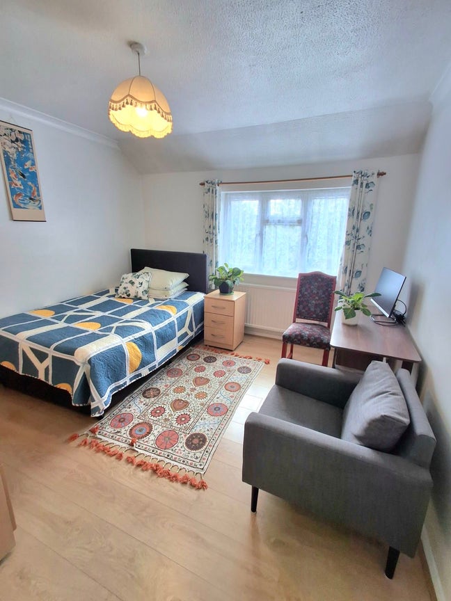 Double and single bedrooms for females only Main Photo