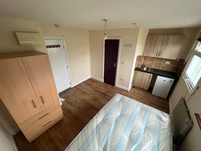 DSS- Studio Flat Available in Havering Romford RM3 Main Photo