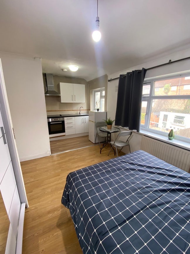 🛏️ Studio Flat to Let in - Neasden   Main Photo