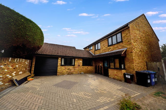 4/5 Bedroom House 5 Mins Drive to Iver Station Main Photo