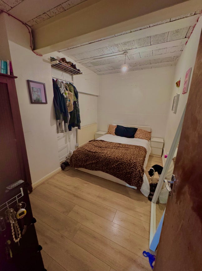 3 bedrooms available in big warehouse in Clapton Main Photo