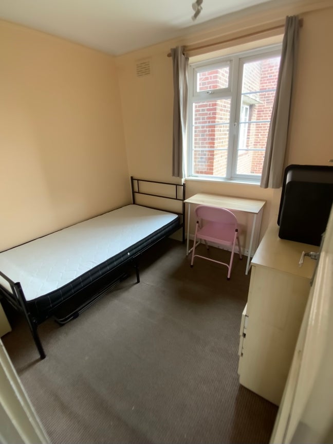 Cozy, bright and spacious single room in Brixton  Main Photo