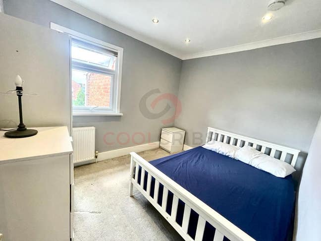 Bedroom in Woodheyes Road, Neasden, NW10 Main Photo