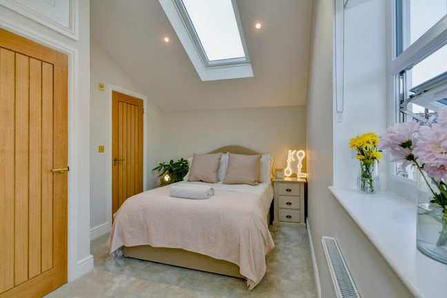 Girls En-Suites in Most Spectacular, Sociable Home Main Photo