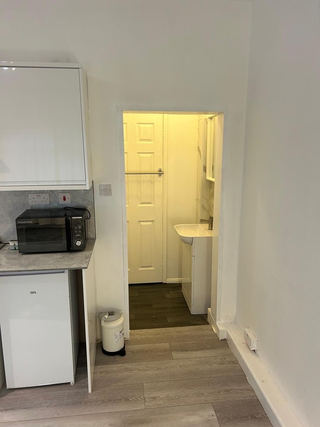 Newly Refurbished Studio Apartment  Main Photo