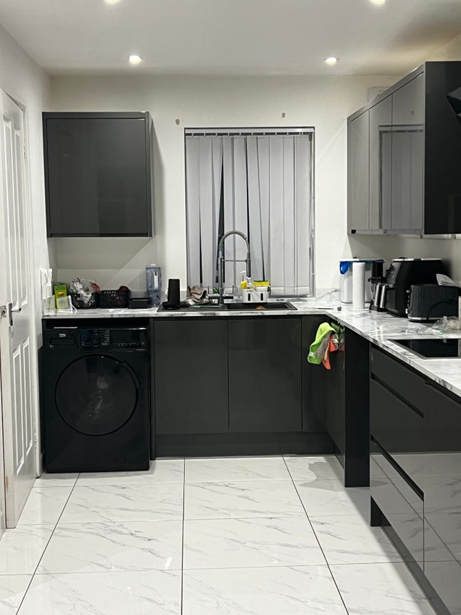 Neat and nicely furnished room Main Photo
