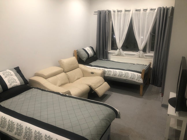 “L👀K” £495 For One Large Double Room, All inc Main Photo