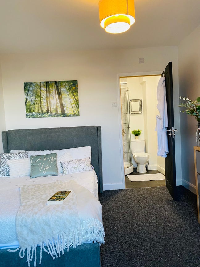 🛋️ Spacious Ensuite – WiFi, Bills + Parking🚗 Main Photo