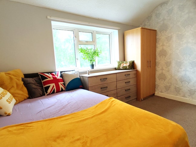 Good size room in quiet location Main Photo