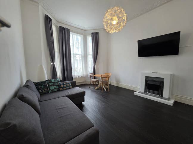 Spacious 2-Bedroom Flat in West Kensington  Main Photo