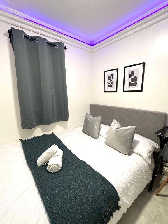 Furnished private room in shared house near tube Main Photo
