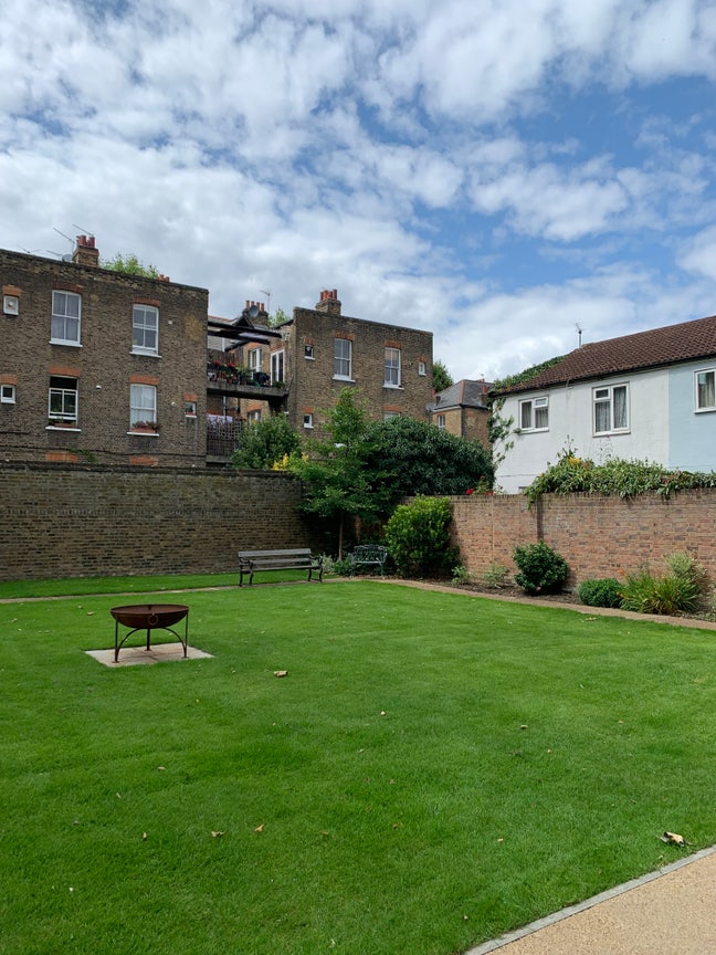 Large Double in Oval + Garden and Parking Main Photo