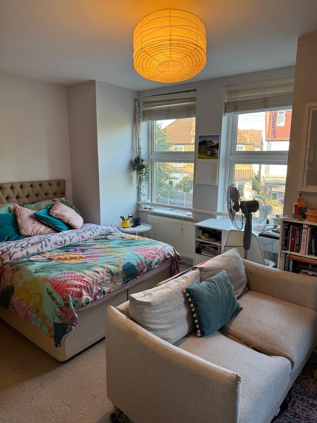 Bright Spacious Double Room in Colliers Wood  Main Photo