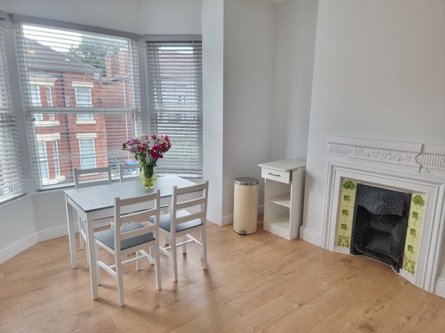 Newly renovated double room in two bed apartment Main Photo