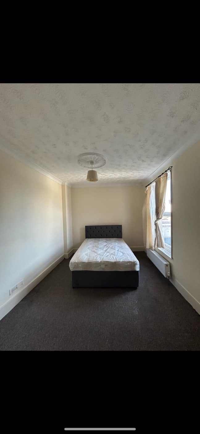 2 Large Double bedroom available ASAP in Portsmout Main Photo
