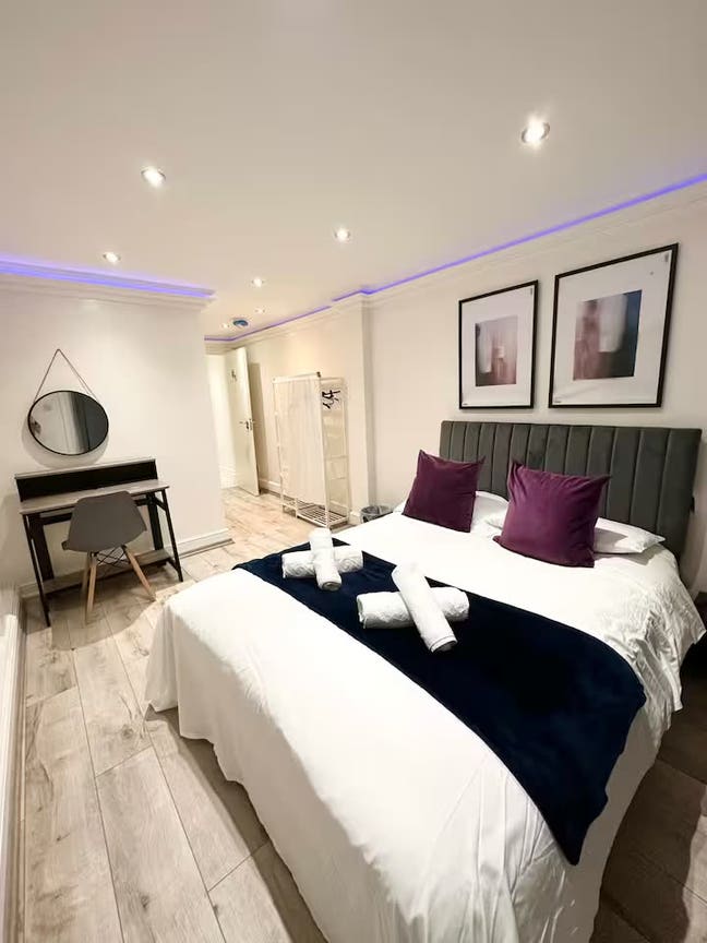 Furnished en-suite room in shared house near tube Main Photo