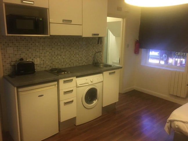 Self contained studio in the heart of Croydon Main Photo