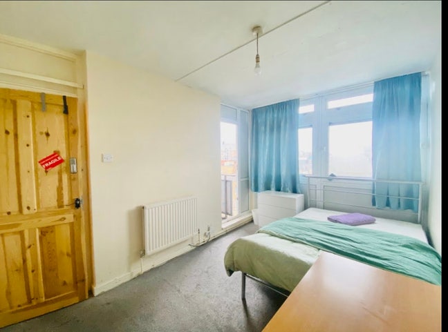 Specious Room with Balcony+Prime Location  Main Photo