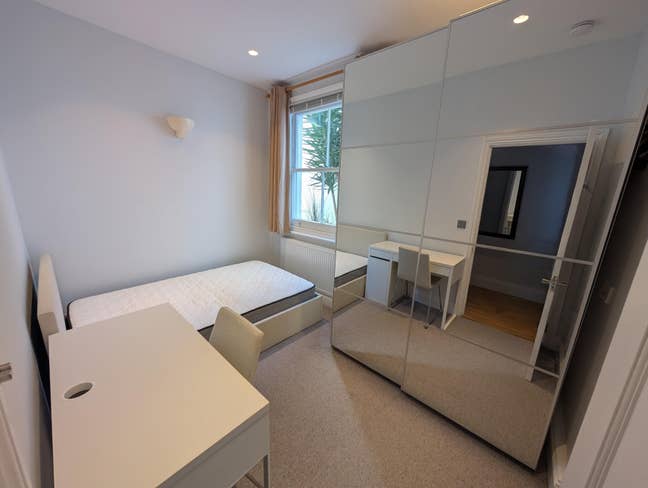 Double Room Available in Spacious Flat Main Photo
