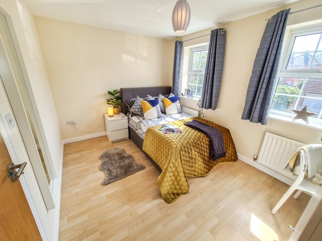 Bedroom Available in a Stunning 5-bed Home Main Photo