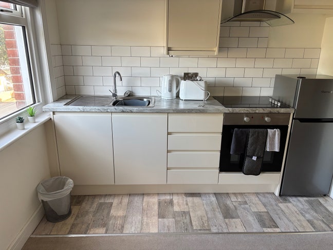 Fully furnished studio - garden view / all bills  Main Photo
