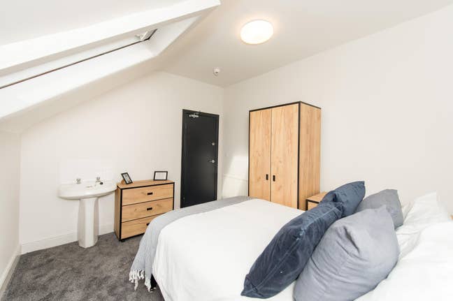 Lovely, Bright & Huge room available now! 🏡 Main Photo